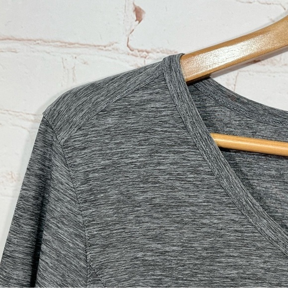 Duluth Trading Shirt Womens Small Gray Lightweight V Neck Pleated Stretch Top - Picture 3 of 9